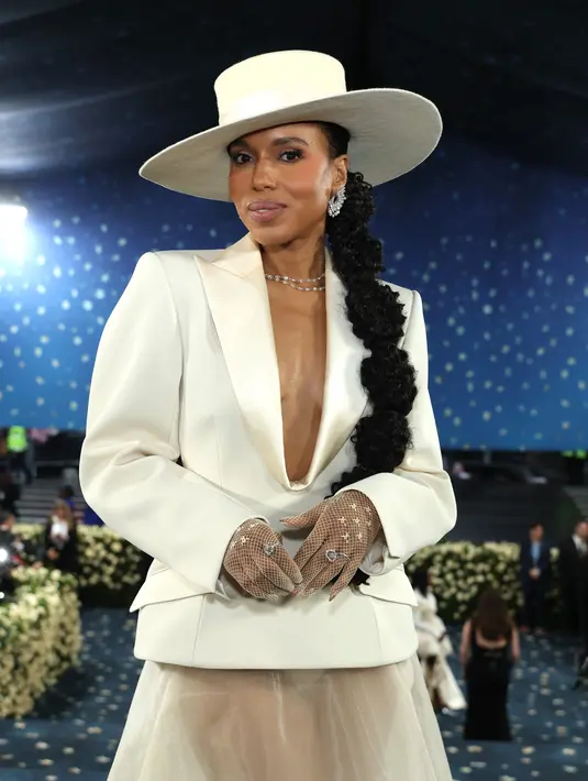 Kerry Washington tampil memukau dengan anting-anting berlian 14,63 karat yang dipadukan dengan emas putih 18 karat, kalung berlian 120,16 karat yang dipadukan dengan emas putih 18 karat, cincin berlian 6,42 karat yang dipadukan dengan emas putih 18 karat, semuanya dari Koleksi Haute Joaillerie, dan cincin berlian yang dipadukan dengan emas putih 18 karat dari Koleksi L´Heure du Diamant. [dok.  Chopard]