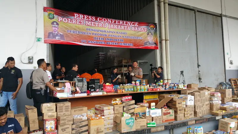 Polisi Geledah Gudang Makanan Kedaluwarsa di Cengkareng