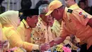 Politisi Partai Golkar yang juga Ketua DPR, Ade Komarudin menerima ucapan selamat dari kader saat akan menyampaikan deklarasi sebagai bakal calon Ketua Umum Partai Golkar di kota Yogyakarta, Jumat (11/3). (Foto: Boy Harjanto)