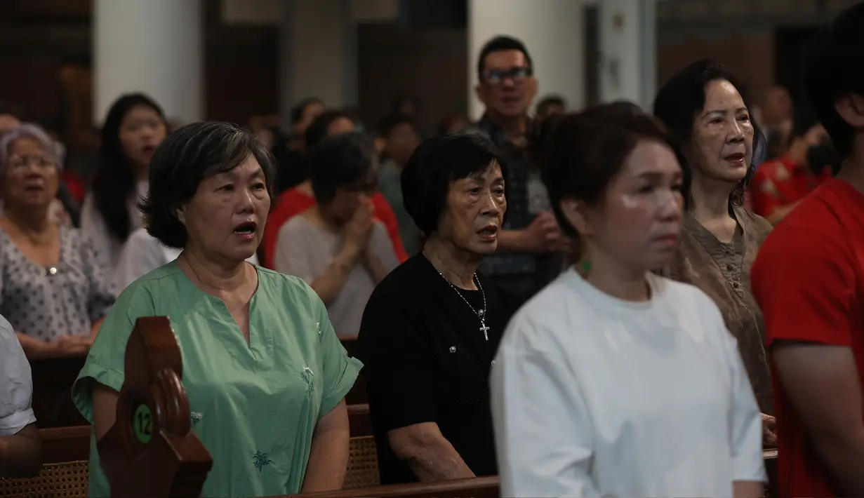 Sementara, yang ketiga merupakan Misa Khusus Lansia yang akan dilaksanakan pukul 16.00 WIB. Misa ini menjadi yang pertama kali digelar di Gereja Katedral Jakarta dan dipersembahkan oleh Romo Macarius Maharsono Probho, SJ. Tampak dalam foto, umat Katolik saat mengikuti Misa Pontifikal Natal di Gereja Katedral Jakarta, Kamis (25/12/2025). (Kapanlagi.com/Budy Santoso)