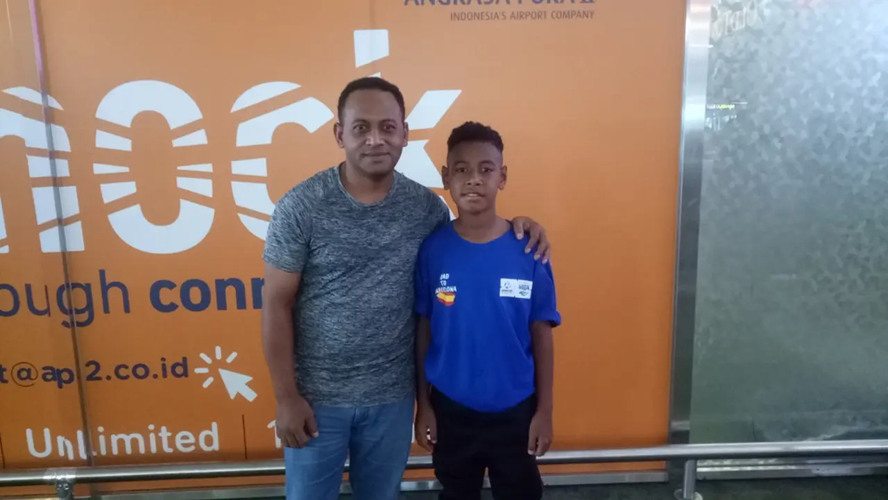 Juan Varell Valleron Fonataba (kanan) dan sang ayah (Liputan6.com / Jonathan Pandapotan)