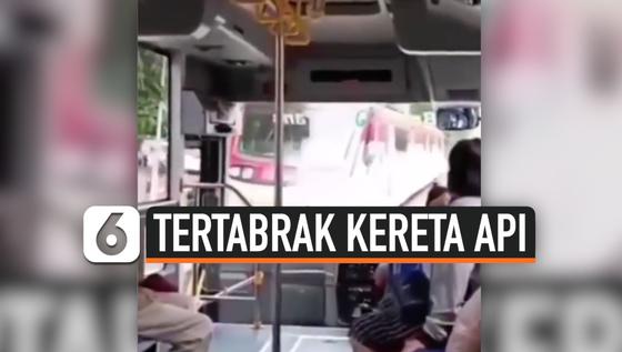 VIDEO: Detik-Detik Kereta Api Tabrak Bus di Solo