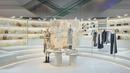 Sekaligus rayakan koleksi Dior Cruise 2022 yang dirancang Maria Grazia Chiuri, butik Dior menyambut pengunjung ke dalam suasana magis yang diterangi gemerlap lampu kristal. Ini potret butik Dior di Daegu, Korea Selatan (Dok. Dior Daegu).