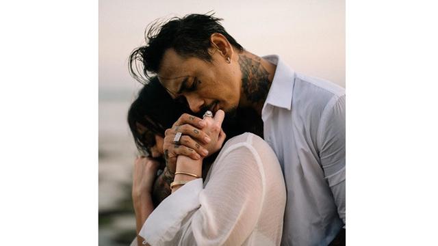 7 Potret Prewedding Jerinx Sid Dan Nora Alexandra Mesra Di Pantai Hot Liputan6 Com