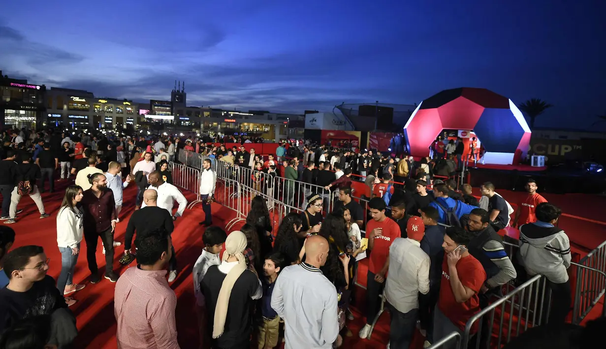 Suasana acara tur dunia trofi Piala Dunia FIFA  2018 di Ibu Kota Kairo, Mesir (15/3). Piala Dunia 2018 akan berlangsung pada bulan Juni di Rusia. (AFP Photo/Khaled Desouki)