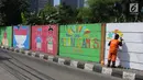Sejumlah mural buatan petugas PPSU Kelurahan Kuningan Timur terlihat di Jalan Perintis, Jakarta, Kamis (5/7). Mural tersebut untuk menyambut dan memeriahkan pelaksanaan Asian Games 2018. (Liputan6.com/Arya Manggala)