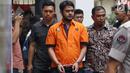 Pesinetron Rio Reifan digiring petugas Direktorat Reserse Narkoba Polda Metro Jaya jelang rilis, Jakarta, Jumat (16/8/2019). Rio Reifan ditangkap polisi di sebuah SPBU di Cibubur setelah membeli paket sabu seharga Rp 350 ribu. (Liputan6.com/Helmi Fithriansyah)