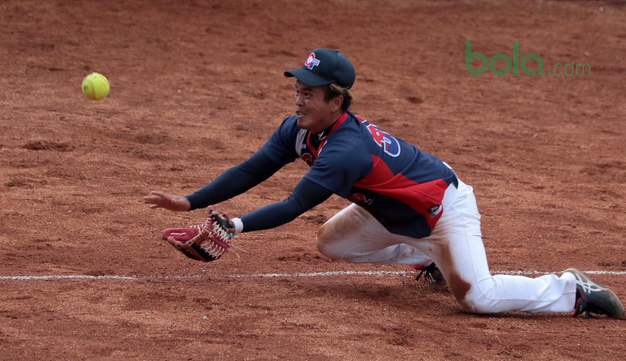 Aksi pemain Taiwan berusaha menangkap bola saat melawan Singapura pada laga Asian Softball Championship di Senayan, Jakarta,Selasa (24/4/2018). Singapura menang 12-4. (Bola.com/Nick Hanoatubun)