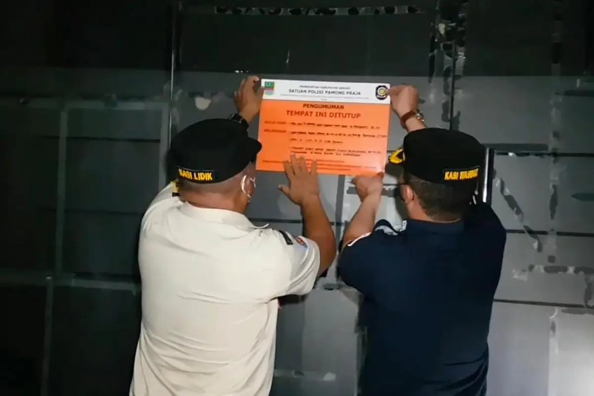 Satuan Polisi Pamong Praja (Satpol PP) Kabupaten Bekasi menyegel sejumlah tempat hiburan malam