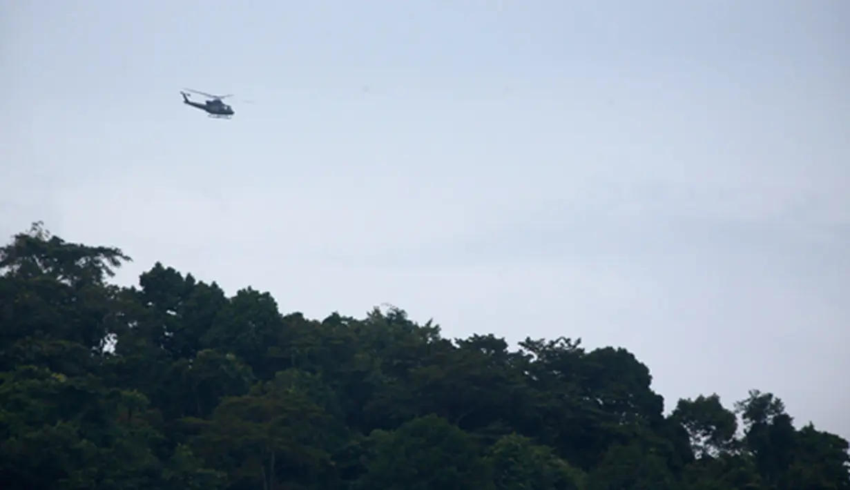 Sebuah helikopter militer  berjaga selama proses pemindahan tahanan menuju Nusakambangan, Cilacap, Jawa Tengah (4/3/2015).  Dua terpidana mati penyelundup narkoba asal Australia sedang dipindahkan untuk menjalani eksekusi.  (Reuters/Darren Whiteside)