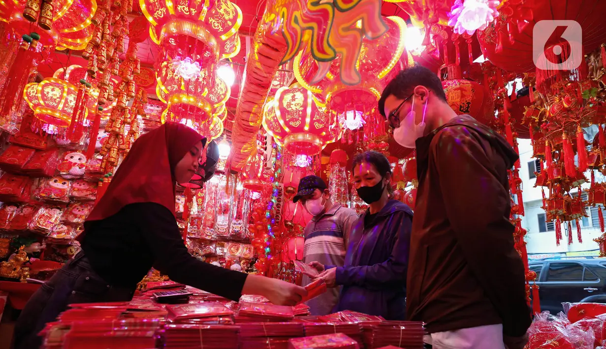 Aneka pernak-pernik khas Imlek yang dijajakan seperti angpau, lampion, gantungan, kaus, hingga patung kucing keberuntungan. (Liputan6.com/Angga Yuniar)