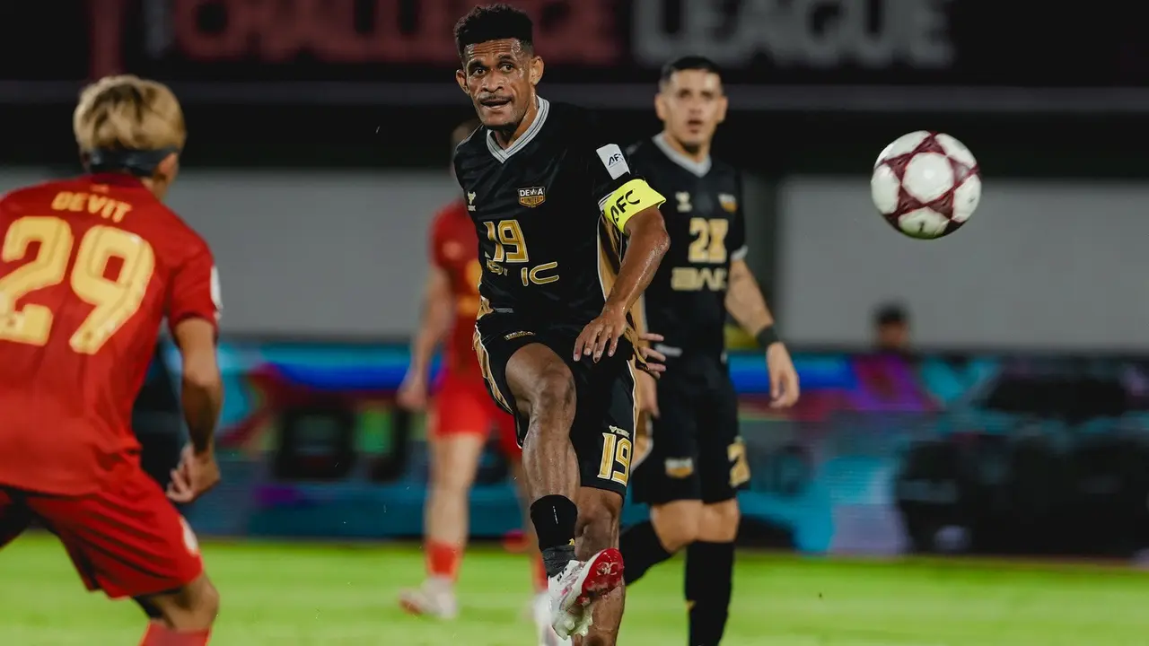Gelandang Dewa United, Ricky Kambuaya.