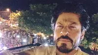 Shah Rukh Khan selfie di hadapan ratusan penggemar yang mendatangi rumahnya [foto: Facebook/IamSRK]