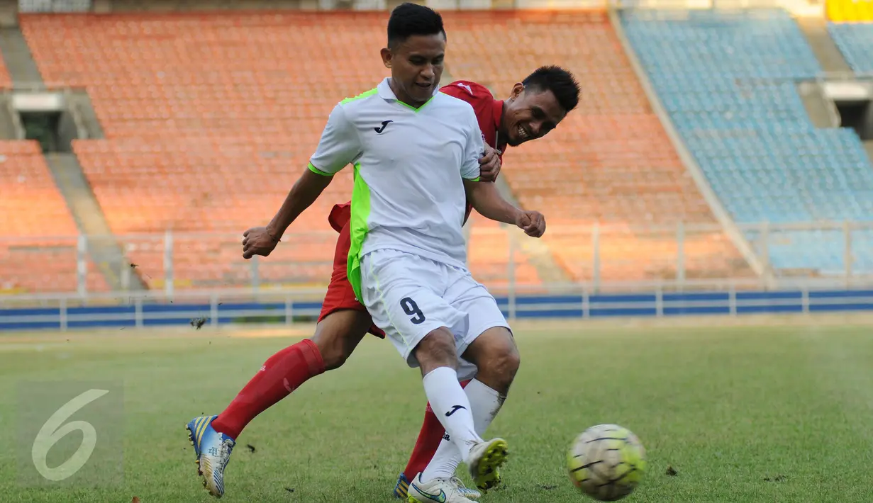 Pesepakbola klub Sriwijaya FC, Maman Abdurrahman (belakang) berebut bola dengan lawan bermainnya saat berlatih di Stadion GBK Jakarta, Rabu (29/7/2015). Latihan ini untuk mengisi kekosongan kompetisi pasca pembekuan PSSI. (Liputan6.com/Helmi Fithriansyah)