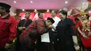 Calon gubernur kalimantan Timur Irjen Safaruddin mencium tangan Ketum PDIP Megawati Soekarnoputri usai menerima surat mandat saat pengumuman cagub-cawagub PDIP di kantor DPP PDIP Lenteng Agung, Jakarta, Minggu (7/1). (Liputan6.com/Faizal Fanani)