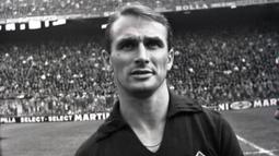 Kurt Hamrin. Sayap Swedia yang pensiun di IFK Stockholm pada Juli 1973 ini total tampil dalam 400 laga di Serie A Liga Italia dengan torehan 190 gol dan 7 assist. Klub yang pernah dibelanya adalah Juventus, Padova, Fiorentina, AC Milan dan Napoli sejak 1956 hingga 1972. (twitter.com/acffiorentina)