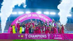 Para pemain Timnas Indonesia Putri merayakan gelar juara Piala AFF Wanita 2024 setelah mengalahkan Kamboja 3-1 pada laga final yang berlangsung di New Laos National Stadium, Vientiane, Kamis (05/12/2024) malam WIB. (Dok. PSSI)