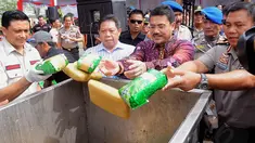 Polda Metro Jaya memusnahkan sejumlah narkotika di areal bandara Soekarno-Hatta, Tangerang, Kamis (19/6/14). (Liputan6.com/Faisal R Syam)
