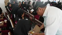 Pj Gubernur Sulbar Bahtiar Baharuddin memberikan makan bergizi gratis bagi siswa di SMKN 1 Rangas Mamuju (Foto: Liputan6.com/Istimewa)