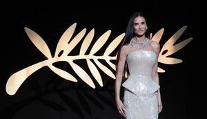 Demi Moore dengan gaun peplum berpayet Jacquemus di Cannes 2026. (dok. Valery HACHE / AFP)