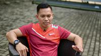 Hendra Basir di sela memimpin sesi latihan atlet panjat tebing Indonesia jelang Olimpiade Paris 2024 di Bekasi. (AFP/Bay Ismoyo)