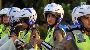 Personil Polisi Wanita (Polwan) bersiap mengikuti apel operasi ketupat candi 2019 di Lapangan Simpang Lima Semarang, Jawa Tengah, Selasa (28/5). Pasukan pengamanan lebaran 2019 bertujuan untuk bersinergi memberikan rasa aman dan nyaman pada perayaan hari raya idul Fitri 1440 H. (Liputan6.com/Gholib)