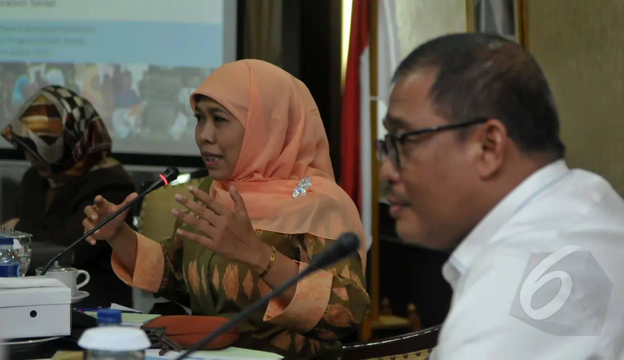 Menteri Sosial Khofifah Indar Parawansa memberikan arahan saat memimpin rapat internal di Gedung Kementerian Sosial, Jakarta, Selasa (24/3/2015). Rapat tersebut membahas  distribusi beras miskin (raskin). (Liputan6.com/Johan Tallo)