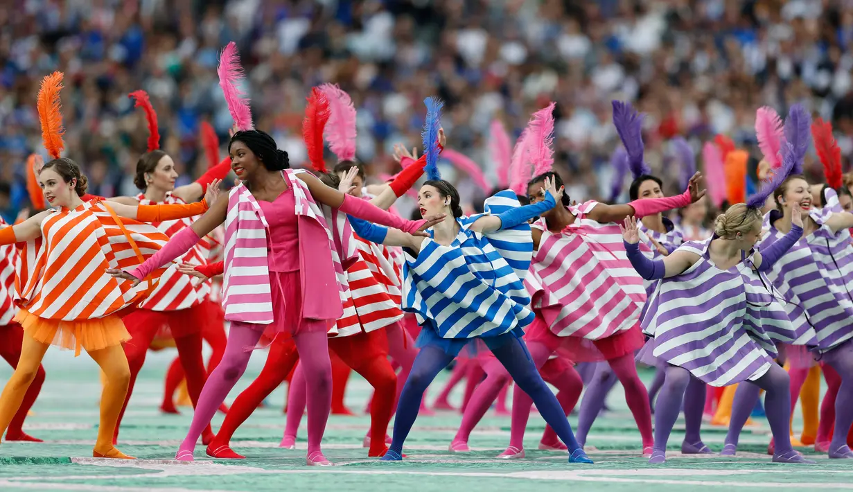 Aksi ratusan penari memeriahkan upacara pembukaan Euro 2016 di Stadion Stade de France, Saint-Denis, utara Paris, Prancis, Sabtu (11/6). berbagai ikon budaya di sajikan pada pembukaan Euro 2016 kali ini. (REUTERS/John Sibley)