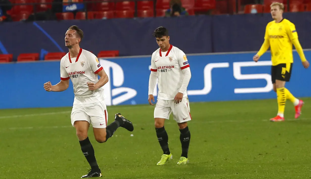 Pemain Sevilla Luuk de Jong (kiri) melakukan selebrasi usai mencetak gol ke gawang Borussia Dortmund pada leg pertama babak 16 besar Liga Champions di Stadion Ramon Sanchez Pizjuan, Seville, Spanyol, Rabu (17/2/2021). Borussia Dortmund menang 3-2. (AP Photo/Angel Fernandez)