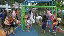 Warga tampak bermain di area Ruang Publik Terbuka Ramah Anak (RPTRA) Krendang kawasan Tambora, Jakarta, Rabu (3/2). RPTRA Krendang ini menjadi taman bermain pertama di Kawasan padat penduduk Tambora. (Liputan6.com/Gempur M Surya)