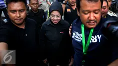 Calon Wakil Gubernur Nomor Urut 1 Sylviana Murni berjalan keluar meninggalkan Posko Pemenangan Wisma Proklamasi, Jakarta, Rabu (15/2). Dari berbagai Survei Perhitungan cepat Paslon nomor urut 1 mendapatkan nilai paling bawah. (Liputan6.com/JohanTallo)