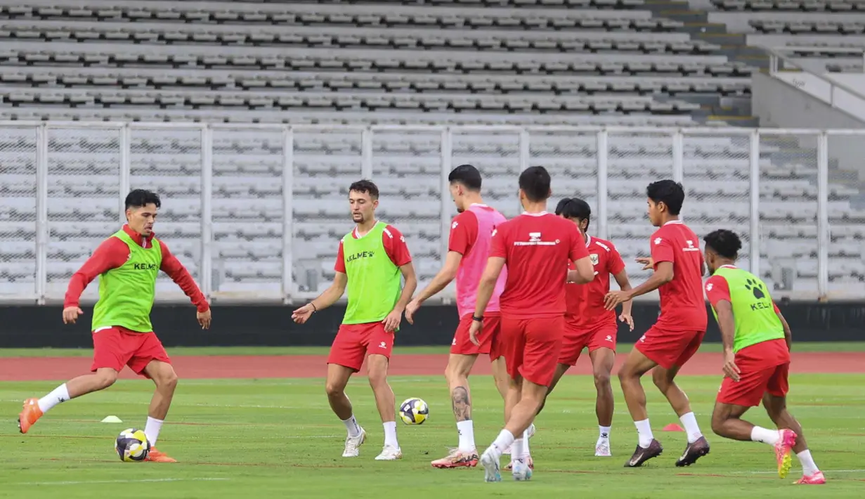Laga perdana Skuad Garuda di ajang FIFA Series 2026 akan digelar di Stadion Utama Gelora Bung Karno, Jakarta, pada Jumat (27/3/2026). Tampak dalam foto, para pemain Timnas Indonesia menggelar sesi latihan resmi jelang melawan Saint Kitts and Nevis pada laga perdana FIFA Series 2026 di Stadion Madya, Kompleks Gelora Bung Karno, Jakarta, Kamis (26/3/2026). (Bola.com/M Iqbal Ichsan)