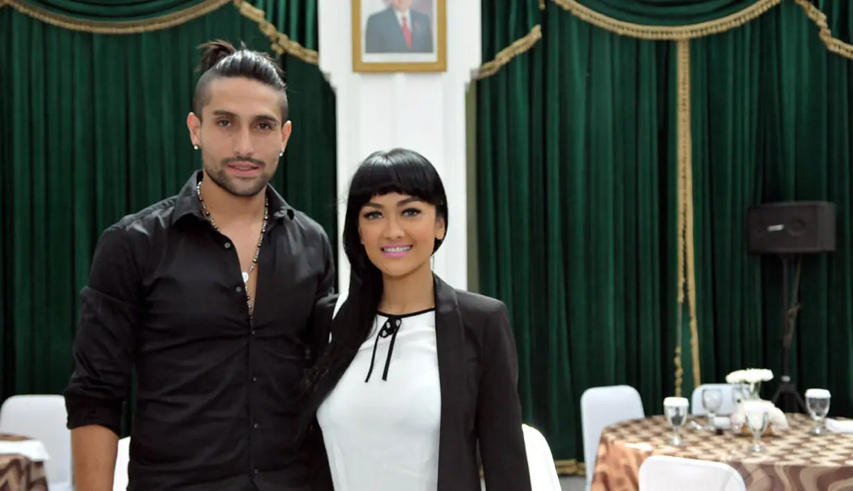Pada kesempatan yang sama, Jupe dan Gaston mengatakan bahwa sampai saat ini hubungan mereka masih baik-baik saja, Bandung, (13/9/14). (Liputan6.com/Panji Diksana)