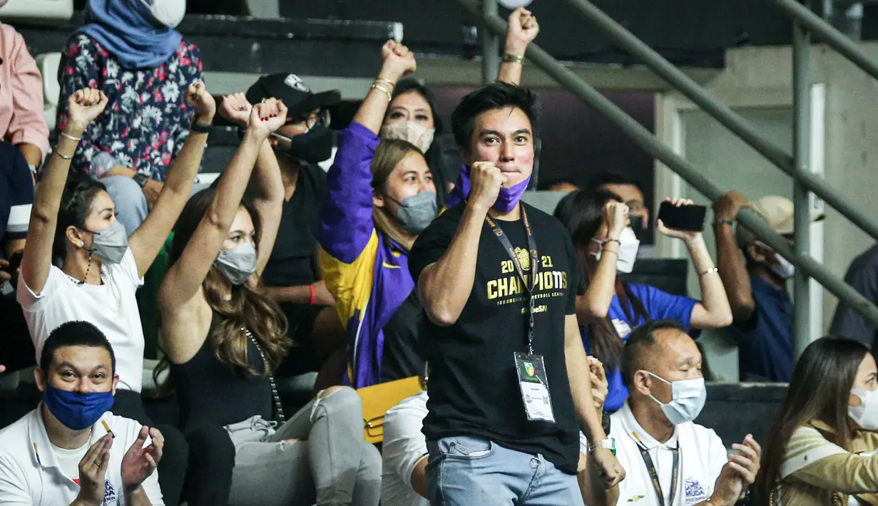 Artis tersebut mulai dari Baim Wong, Paula Verhoeven, Wulan Guritno, Lukman Sardi hingga Augie Fantinus. Mereka tampak menikmati laga kompetisi basket tertinggi di tanah air tersebut. (Bola.Com/Bagaskara Lazuadi)