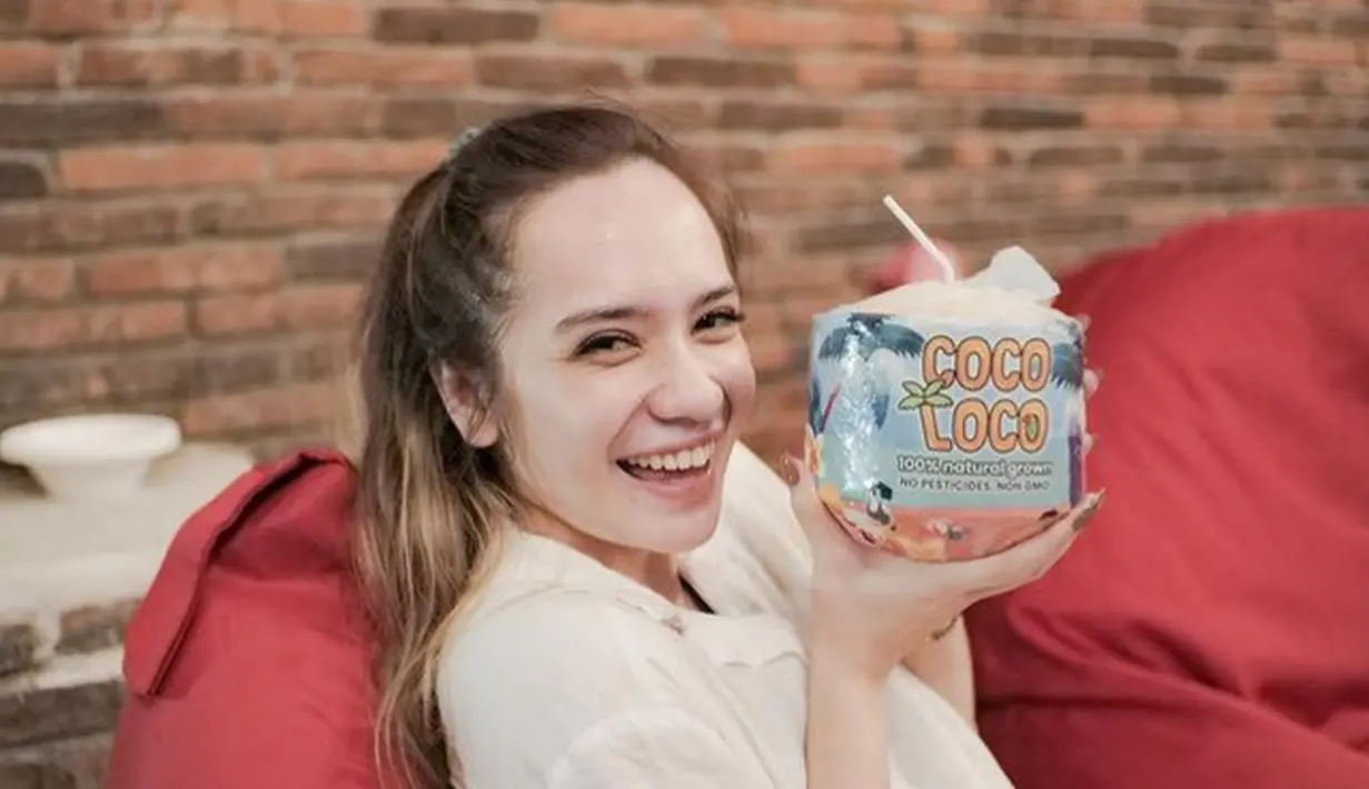 Wajah Putri Anne terlihat natural, tanpa makeup berlebih yang memancarkan wajah glowingnya.  [@anneofficial1990]