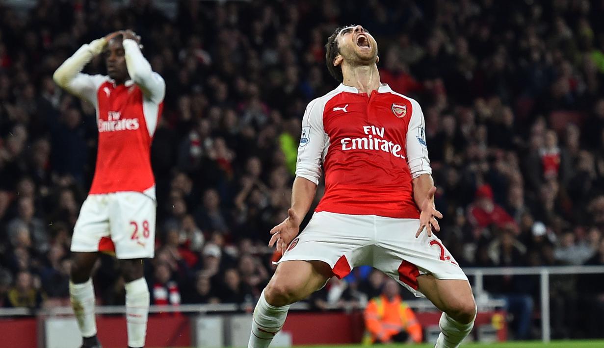 Ekspresi pemain Arsenal, Joel Campbell (kiri) dan Mathieu Flamini, setelah gagal memanfaatkan peluang di depan gawang Chelsea dalam lanjutan Liga Inggris di Stadion Emirates, London, (24/1/2016). (AFP/Ben Stansall)
