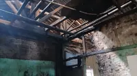 Kebakaran rumah kediaman pemuda disabilitas down syndrom yang berhasil diselamatkan warga di Kampung Baksir, RT 01 RW 03, Kelurahan Benteng, Kecamatan Warudoyong, Kota Sukabumi. (Liputan6.com/Iatimewa).