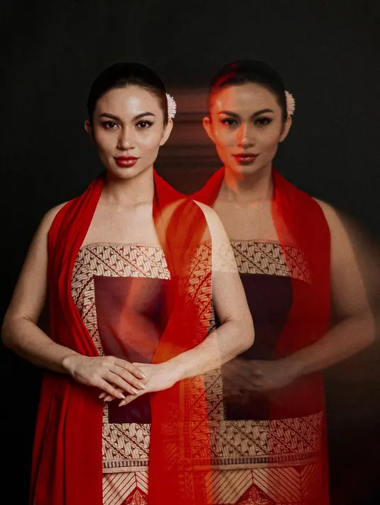 Merah maroon menciptakan aura glamor dan dewasa yang sempurna untuk acara malam hari. Cherry red menghadirkan sentuhan segar yang playful dan energik, cocok untuk gaya kasual atau momen ceria. [@arieltatum].