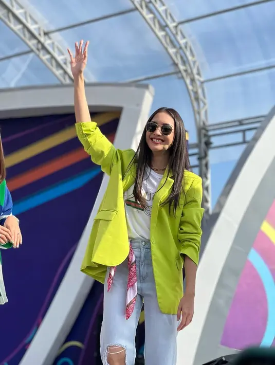 Ketagihan pakai blazer warna terang? Coba padukan dengan scarf yang dililit di pinggang sebagai aksen dan ripped jeans. [IG @ririndwiariyanti]