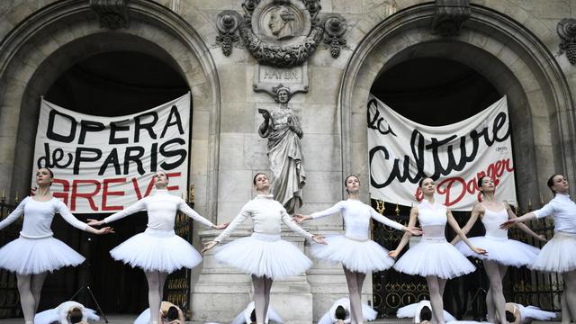 Balerina dari Opera de Paris ikut berdemo melawan sistem pensiun baru di Prancis.