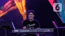 Komposer Erwin Gutawa tampil dalam Synchronize Fest 2019 yang bertajuk Chrisye Live by Erwin Gutawa di Gambir Expo, Jakarta, Sabtu (5/10/2019). Para pengunjung diajak untuk bernostalgia dengan lagu-lagu dari musisi kelas kakap yaitu almarhum Chrisye. (Liputan6.com/Faizal Fanani)