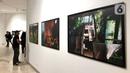 Pengunjung mengamati karya fotografi yang dipajang dalam pameran bertajuk Innovation di Erasmus Huis, Jakarta, Kamis (5/3/2020). Pameran yang menceritakan tentang inovasi dari karya dari 10 pewarta foto tersebut berlangsung hingga 5 April 2020. (Liputan6.com/Immanuel Antonius)