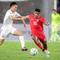 Gelandang Timnas Indonesia, Ricky Kambuaya (kanan) berebut bola dengan gelandang Vietnam, Nguyen Thai Son pada laga Grup F kualifikasi Piala Dunia 2026 Zona Asia di Stadion Utama Gelora Bung Karno (SUGBK), Senayan, Jakarta, Kamis (21/3/2024). (Bola.com/Bagaskara Lazuardi)