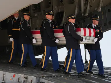Tim pengangkut Angkatan Darat AS memindahkan peti jenazah berisi sisa-sisa tubuh Sersan Angel S. Rampersad di Pangkalan Angkatan Udara Dover, Delaware, Amerika Serikat,  Rabu, 22 Juli 2026. (AP Photo/Julia Demaree Nikhinson)