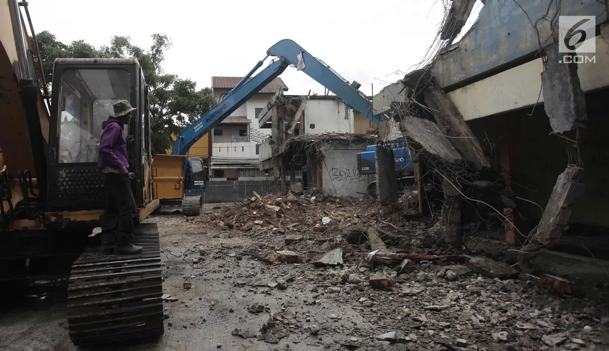 Petugas dengan alat berat merobohkan bangunan di kompleks Pasar Blora, Jakarta, Kamis (25/1). Setidaknya empat alat berat digunakan petugas untuk menghancurkan bangunan pasar yang dimiliki PD Pasar Jaya tersebut. (Liputan6.com/Arya Manggala)