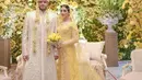 Selebgram Tasya Farasya berpose dengan sang suami, Ahmad Assegaf usai prosesi akad nikah. Tasya kerap membagikan tutorial make up kepada 388 ribu pengikutnya di Instagram. (Instagram/tasyafarasya)