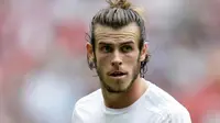 Gareth Bale adalah seorang pemain bola profesional di klub Real Madrid