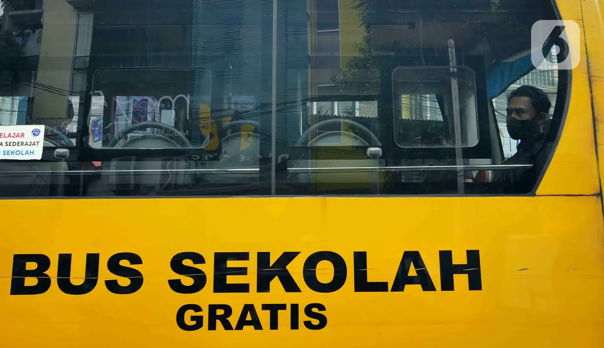 Sejumlah pasien COVID-19 berada dalam bus sekolah yang akan mengantarkan mereka menuju RSDC Wisma Atlet di Puskesmas Kecamatan Tebet, Jakarta, Kamis (3/2/2022). Satgas Penanganan COVID-19 mencatat kenaikan kasus positif COVID-19 dalam satu pekan terakhir. (Liputan6.com/Herman Zakharia)