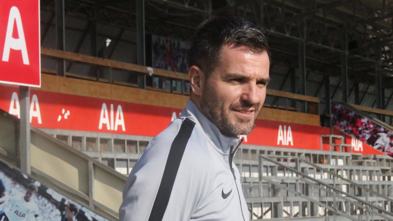 Pelatih Timnas Indonesia, Simon McMenemy, mengamati latihan Timnas Indonesia U-22. (Bola.com/Zulfirdaus Harahap)