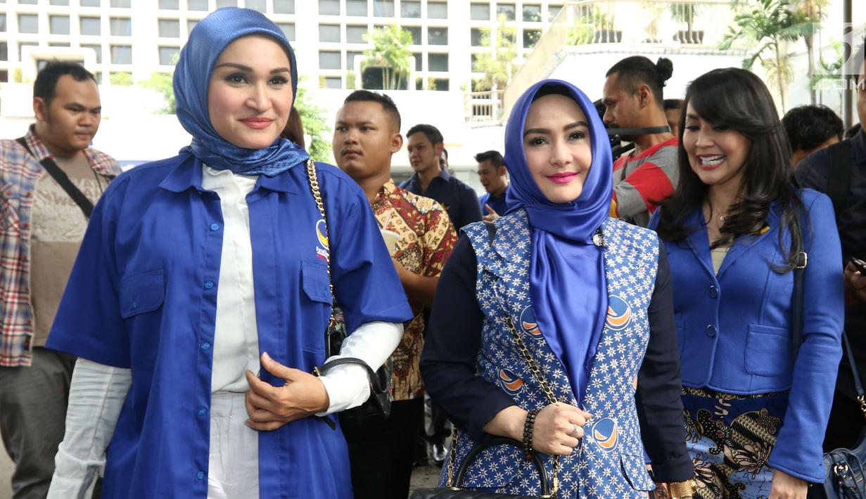 Artis Rita Hasan, Eddies Adelia dan Tesa Kaunang dari Partai NasDem mendaftarkan diri menjadi bakal caleg ke Komisi Pemilihan Umum (KPU) RI, Jakarta, Senin (16/7). Total ada 576 bakal caleg DPR RI yang didaftarkan. (Liputan6.com/Angga Yuniar)